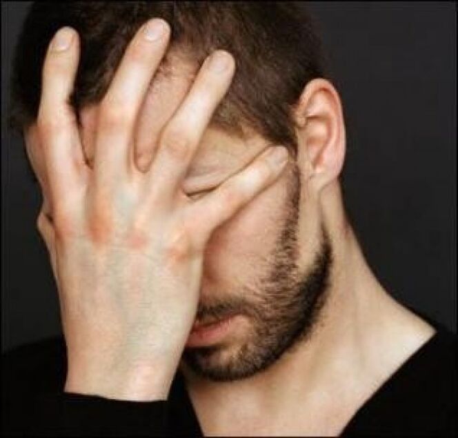un hombre está pensando en tratar la prostatitis