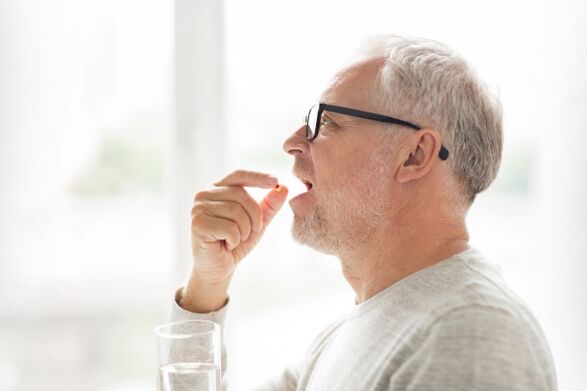 un hombre toma un antibiótico para la prostatitis