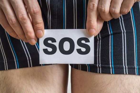 Un hombre con prostatitis bacteriana necesita tratamiento